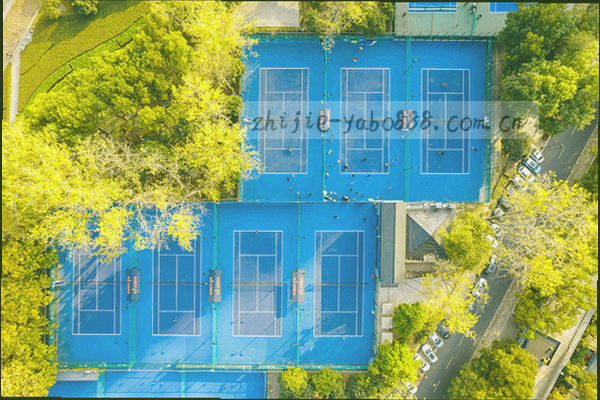 篮球比赛跳球瞬间双方球员跃起